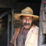 Sehr gastfreundlicher kubanischer Bauer in wunderschöner Gebirgslandschaft auf dem Weg zu Topes de Collantes