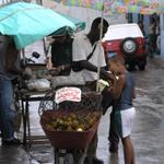 Ein Straßenverkäufer in Trinidad verdient sich mit frisch geerntetem Obst seinen Unterhalt