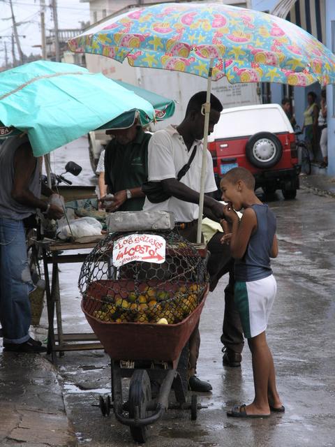 Ein Straßenverkäufer in Trinidad verdient sich mit frisch geerntetem Obst seinen Unterhalt