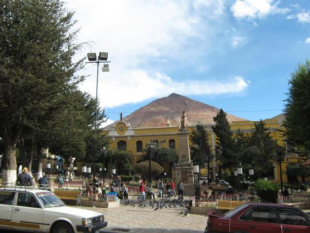 Potosí mit dem Silberberg im Hintergrund, dem Cerro Rico
