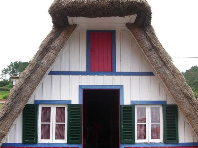 altes Wohnhaus mit typischem Strohdach