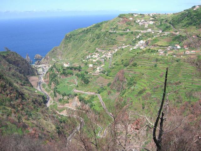 grünes Janela-Tal und Blick auf den Atlantik