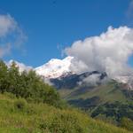Mit dem Lift geht es zum Cheget Karabashi. Im Hintergrund thront der Elbrus.