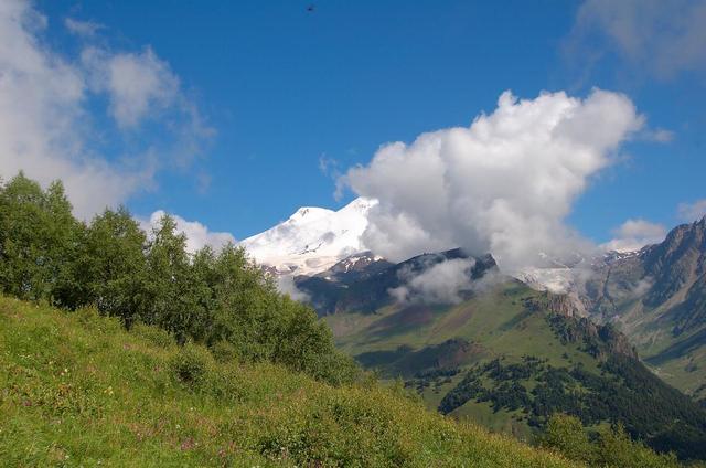 Mit dem Lift geht es zum Cheget Karabashi. Im Hintergrund thront der Elbrus.